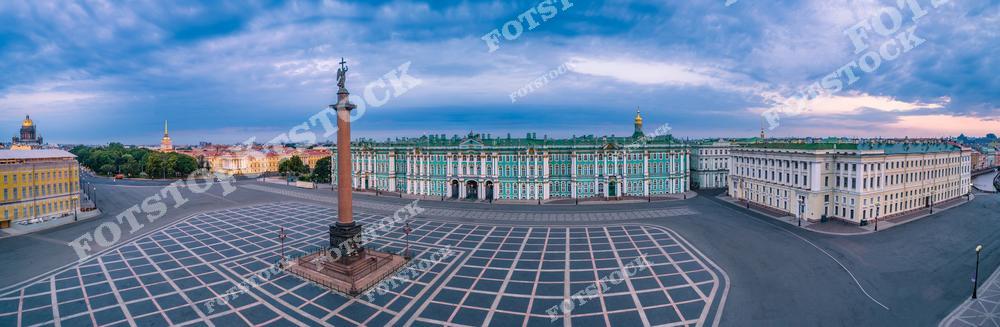 На фотографии изображена Дворцовая площадь с центральной Александровской колонной. Зимний дворец, являющийся частью Эрмитажа, занимает значительную часть композиции, а вдалеке видны шпили Петропавловского собора и Исаакиевского собора. Площадь пуста и освещена мягким светом рассвета, создавая ощущение спокойствия в центре города.